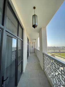 un corridoio di una casa con balcone di Farovon Khiva Hotel a Khiva