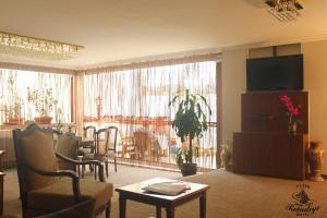 イスタンブールにあるFatih Resadiye Hotelのリビングルーム(ソファ、テレビ付きテーブル付)