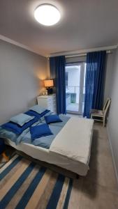 Posteľ alebo postele v izbe v ubytovaní Apartament Bałtycka