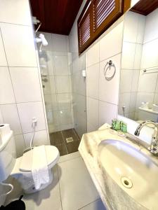 クムブコにあるSunshine Inn Centroの白いバスルーム(トイレ、シンク付)