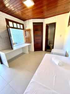 クムブコにあるSunshine Inn Centroのベッドルーム(白いベッド1台、窓付)