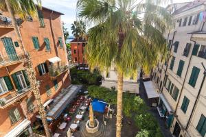 una vista aérea de una calle de la ciudad con una palmera en Casa Gloria, en San Remo