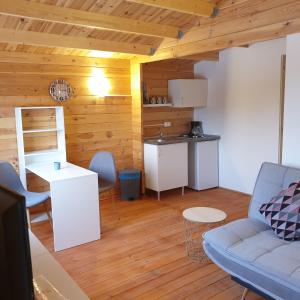 ein Wohnzimmer mit einem Sofa und einer Küche in der Unterkunft Casa de la Vida Liebetruth B in Aspe