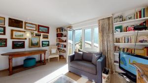 uma sala de estar com uma secretária e uma cadeira em Plattas 9 em St. Moritz