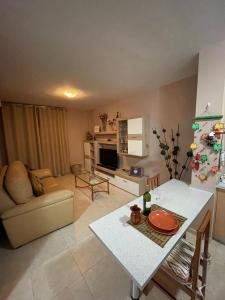 eine Küche und ein Wohnzimmer mit einem Tisch und einem Sofa in der Unterkunft PISO 20 in Candelaria