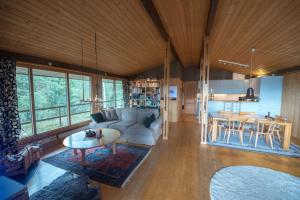 EdsbrukにあるHuset Söderskogen - SWEEDS Loftahammarの白いソファとテーブルのあるリビングルーム +38枚の写真