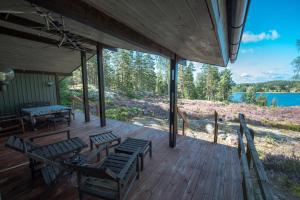 EdsbrukにあるHuset Söderskogen - SWEEDS Loftahammarの湖の景色を望むポーチ(椅子付)