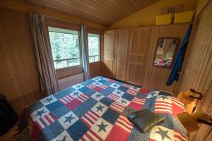 EdsbrukにあるHuset Söderskogen - SWEEDS Loftahammarのベッドルーム(キルト付きのベッド付)