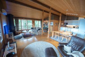 EdsbrukにあるHuset Söderskogen - SWEEDS Loftahammarのソファとテーブルとキッチンのあるリビングルーム