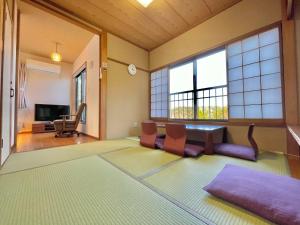 uma sala de estar com um sofá e uma televisão em Miyabi-Kowakudani - Vacation STAY 67101v em Ashinoyu