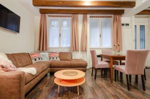uma sala de estar com um sofá e uma mesa em Sylana Flat em Budapeste
