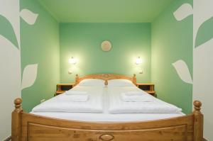 um quarto com uma cama grande e paredes verdes em Sylana Flat em Budapeste