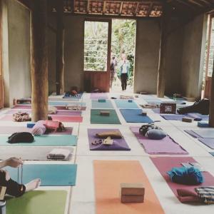um quarto com muitos tapetes de ioga no chão em Pousada Todas as Luas em Ubatuba