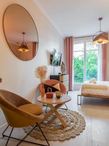 uma sala de estar com um espelho e um sofá em Pink & Wood cocoon em Paris