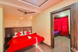Letto o letti in una camera di JK Hotel Dharamshala