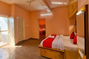 Letto o letti in una camera di JK Hotel Dharamshala