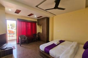 Letto o letti in una camera di JK Hotel Dharamshala