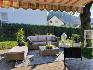 patio con divano e tavolo di Ferienwohnung MaarBurg a Ulmen