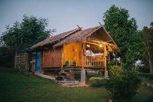 Casa pequeña con techo de paja en Phoomtada Homestay, en Wiang Pa Pao