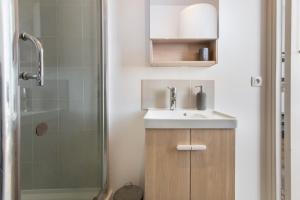 Bilik mandi di Appartement moderne, propre, WIFI, siège massant +16 gambar