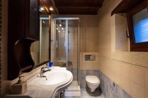 A bathroom at Kalimera villas