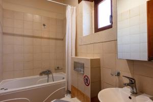 A bathroom at Kalimera villas