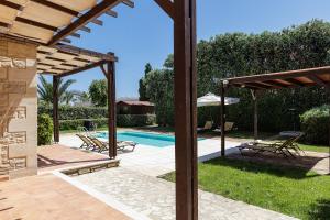 The swimming pool at or close to Kalimera villas