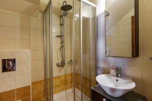 A bathroom at Kalimera villas