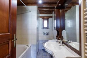 A bathroom at Kalimera villas