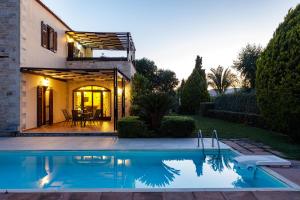 The swimming pool at or close to Kalimera villas