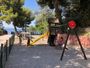 un grupo de niños jugando en un parque infantil en Camping Marina Plage, en Vitrolles