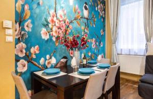 Posedenie v ubytovaní Cherry Blossom Designer Apartment in the Center With Free Parking