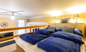 Posteľ alebo postele v izbe v ubytovaní Cherry Blossom Designer Apartment in the Center With Free Parking