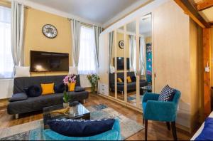 Posedenie v ubytovaní Cherry Blossom Designer Apartment in the Center With Free Parking