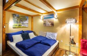 Posteľ alebo postele v izbe v ubytovaní Cherry Blossom Designer Apartment in the Center With Free Parking