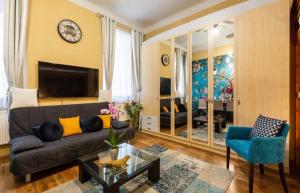 Posedenie v ubytovaní Cherry Blossom Designer Apartment in the Center With Free Parking