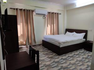 Letto o letti in una camera di Pashupati View Hotel