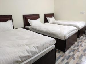 Letto o letti in una camera di Pashupati View Hotel