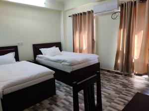 Letto o letti in una camera di Pashupati View Hotel