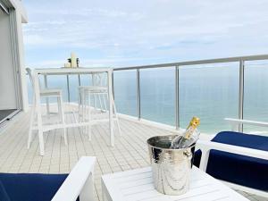 d'un balcon avec une table et des chaises donnant sur l'océan. dans l'établissement Air on Broadbeach Beachfront 2Level stunning apartment with 180 degree views, à Gold Coast