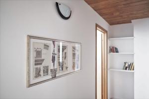 zegar na ścianie ze zdjęciem w obiekcie Casa Alina- Art House w mieście Foligno