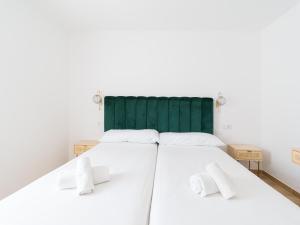 Posteľ alebo postele v izbe v ubytovaní HomeForGuest Moderno Apartamento con piscina en Corralejo