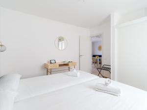 Posteľ alebo postele v izbe v ubytovaní HomeForGuest Moderno Apartamento con piscina en Corralejo