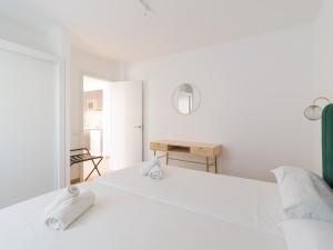 Posteľ alebo postele v izbe v ubytovaní HomeForGuest Moderno Apartamento con piscina en Corralejo