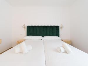 Posteľ alebo postele v izbe v ubytovaní HomeForGuest Moderno Apartamento con piscina en Corralejo