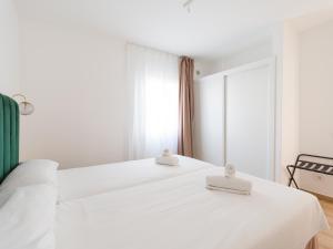 Posteľ alebo postele v izbe v ubytovaní HomeForGuest Moderno Apartamento con piscina en Corralejo