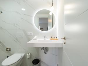 Kúpeľňa v ubytovaní HomeForGuest Moderno Apartamento con piscina en Corralejo