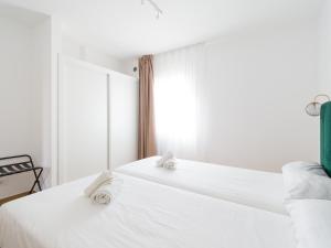 Posteľ alebo postele v izbe v ubytovaní HomeForGuest Moderno Apartamento con piscina en Corralejo