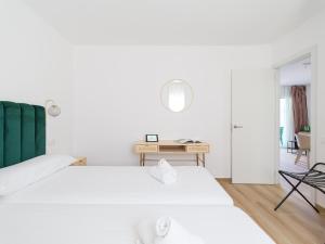 Posteľ alebo postele v izbe v ubytovaní HomeForGuest Moderno Apartamento con piscina en Corralejo