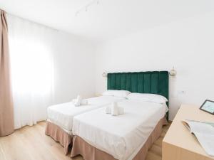 Posteľ alebo postele v izbe v ubytovaní HomeForGuest Moderno Apartamento con piscina en Corralejo